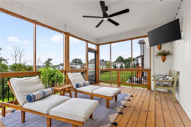 14670 Thousand Oaks Place, Parkville, MO 64152