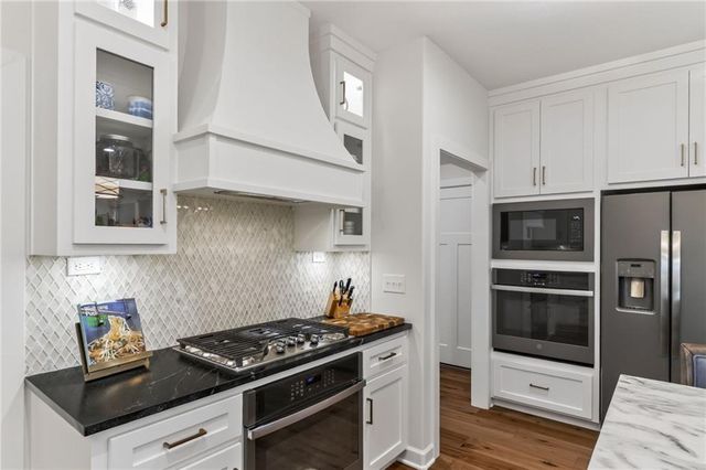 14670 Thousand Oaks Place, Parkville, MO 64152