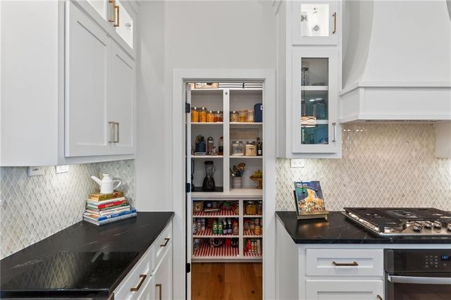 14670 Thousand Oaks Place, Parkville, MO 64152