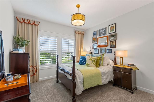 14670 Thousand Oaks Place, Parkville, MO 64152