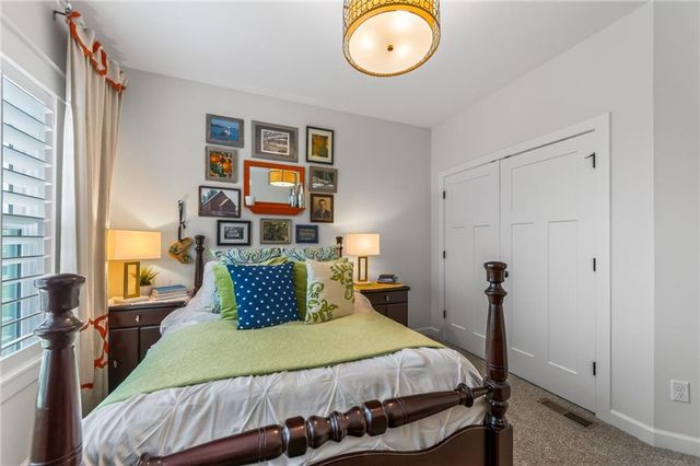 14670 Thousand Oaks Place, Parkville, MO 64152