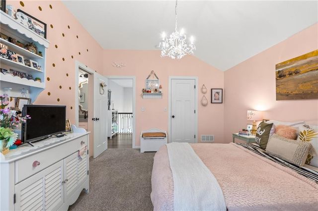 14670 Thousand Oaks Place, Parkville, MO 64152