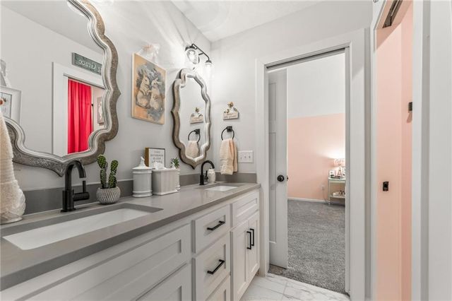 14670 Thousand Oaks Place, Parkville, MO 64152