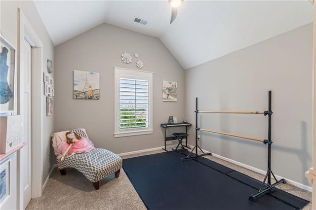 14670 Thousand Oaks Place, Parkville, MO 64152