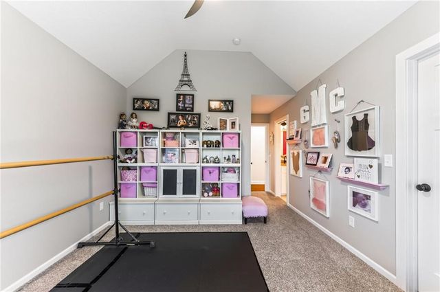 14670 Thousand Oaks Place, Parkville, MO 64152