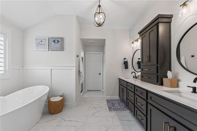 14670 Thousand Oaks Place, Parkville, MO 64152