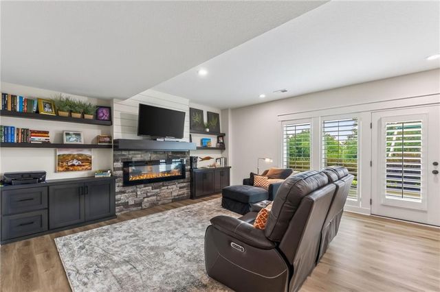 14670 Thousand Oaks Place, Parkville, MO 64152