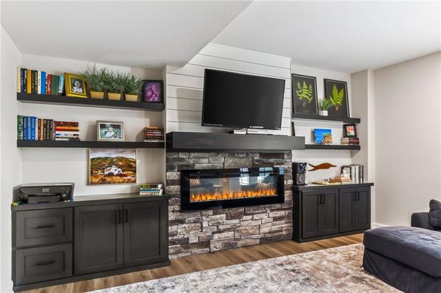 14670 Thousand Oaks Place, Parkville, MO 64152