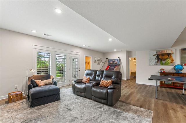 14670 Thousand Oaks Place, Parkville, MO 64152