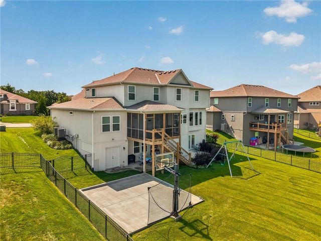 14670 Thousand Oaks Place, Parkville, MO 64152