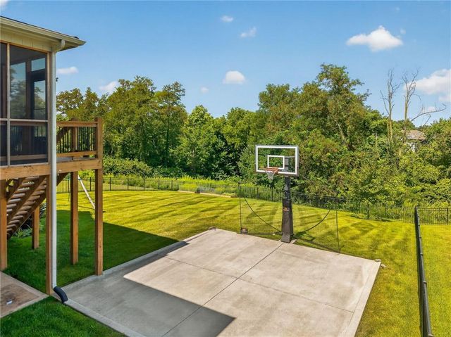 14670 Thousand Oaks Place, Parkville, MO 64152