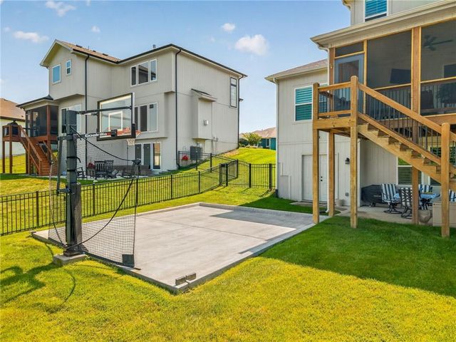 14670 Thousand Oaks Place, Parkville, MO 64152