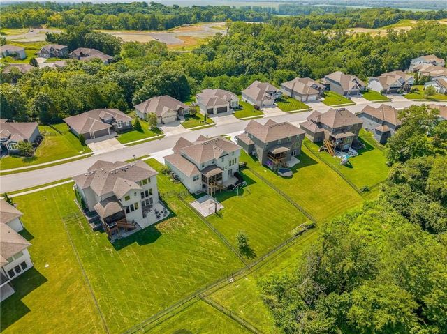 14670 Thousand Oaks Place, Parkville, MO 64152