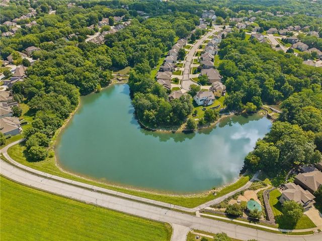 14670 Thousand Oaks Place, Parkville, MO 64152