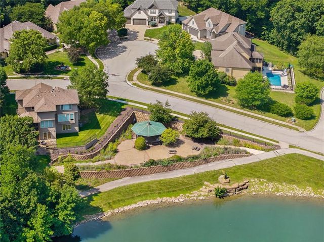 14670 Thousand Oaks Place, Parkville, MO 64152