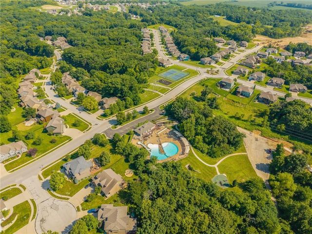 14670 Thousand Oaks Place, Parkville, MO 64152