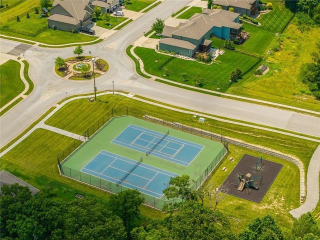 14670 Thousand Oaks Place, Parkville, MO 64152