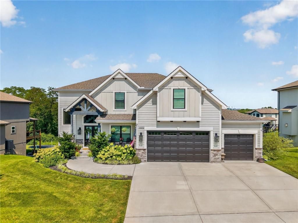 14670 Thousand Oaks Place, Parkville, MO 64152