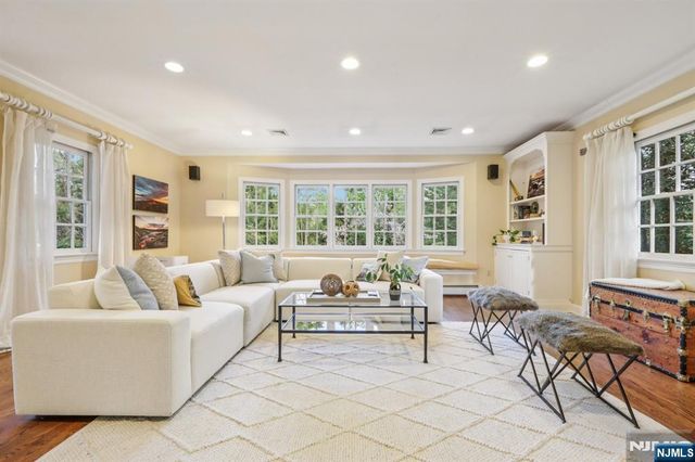 215 Beechwood Road, Ridgewood, NJ 07450