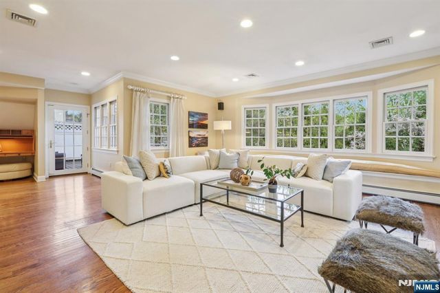 215 Beechwood Road, Ridgewood, NJ 07450