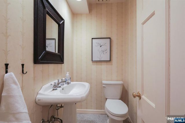 215 Beechwood Road, Ridgewood, NJ 07450