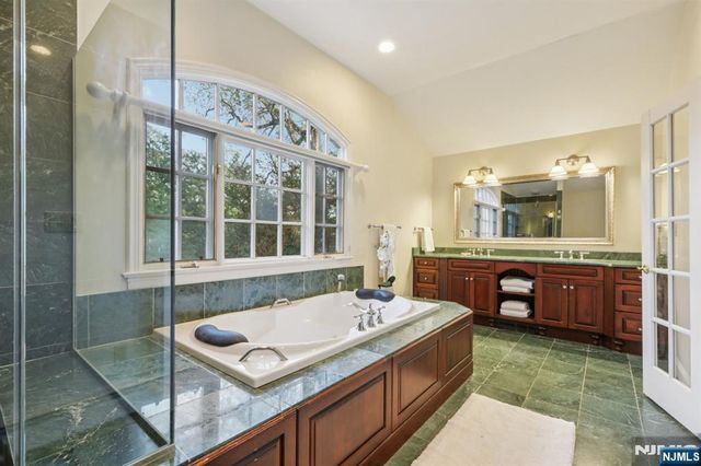 215 Beechwood Road, Ridgewood, NJ 07450