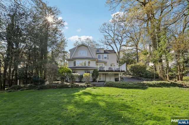 215 Beechwood Road, Ridgewood, NJ 07450