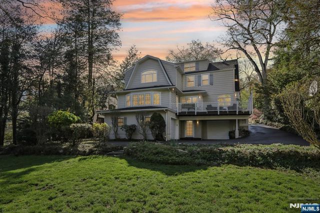 215 Beechwood Road, Ridgewood, NJ 07450