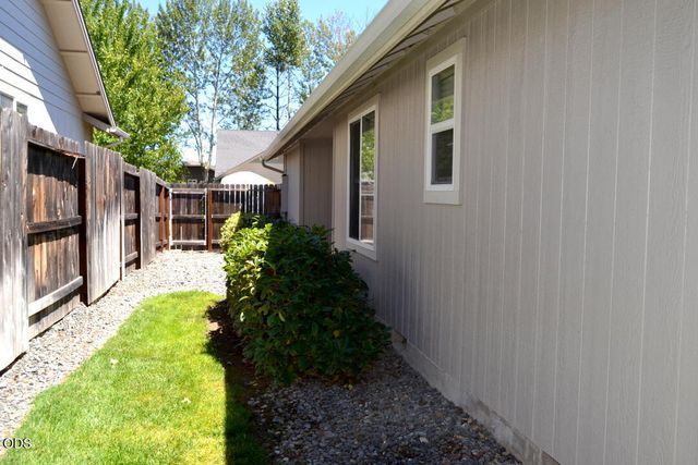 2750 SW Mistybrook Drive, Grants Pass, OR 97527