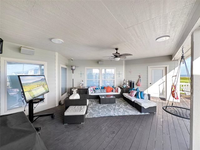 813 Pinata Drive, Crystal Beach, TX 77650