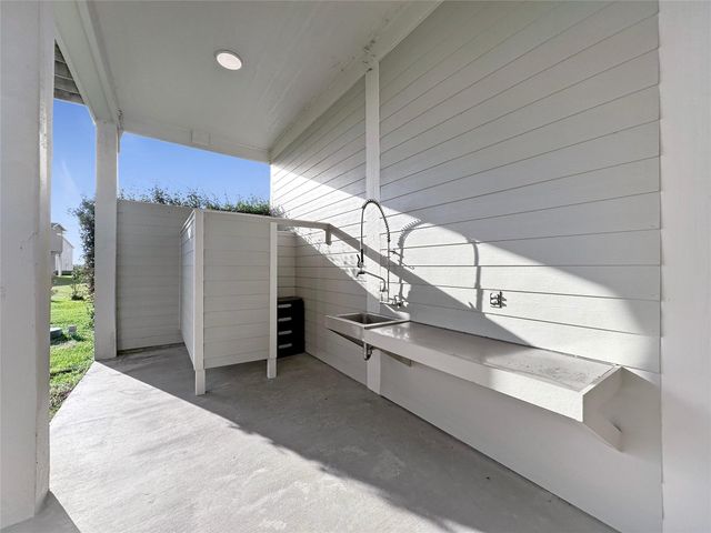 813 Pinata Drive, Crystal Beach, TX 77650