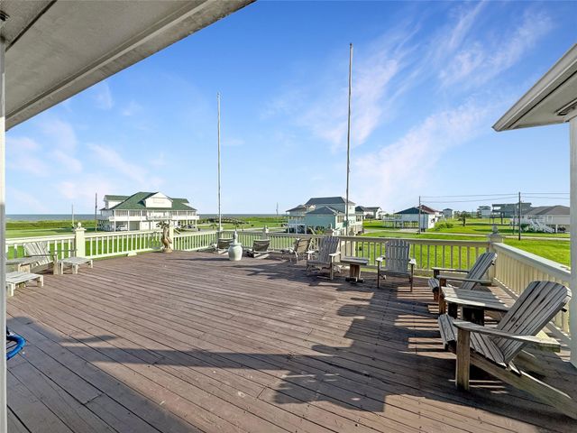 813 Pinata Drive, Crystal Beach, TX 77650