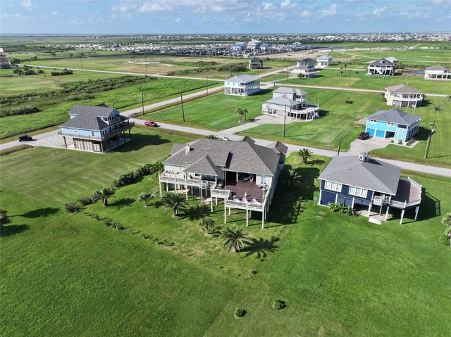 813 Pinata Drive, Crystal Beach, TX 77650