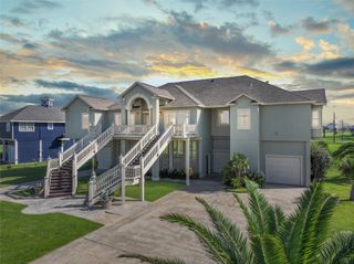 813 Pinata Drive, Crystal Beach, TX 77650