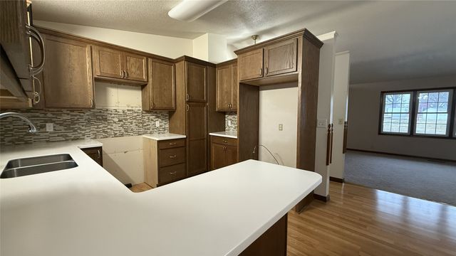 1704 S 3rd Avenue, Marshalltown, IA 50158