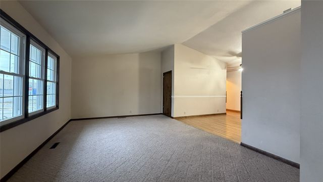 1704 S 3rd Avenue, Marshalltown, IA 50158