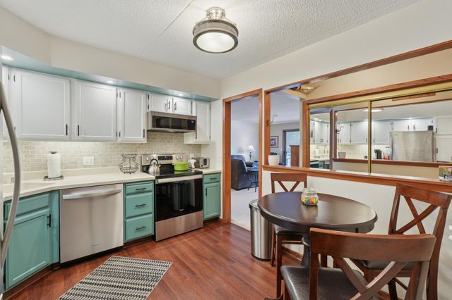 2445 Londin Lane E 212, Maplewood, MN 55119