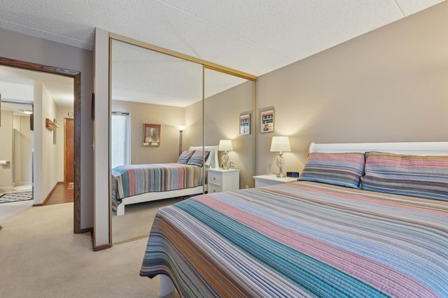 2445 Londin Lane E 212, Maplewood, MN 55119