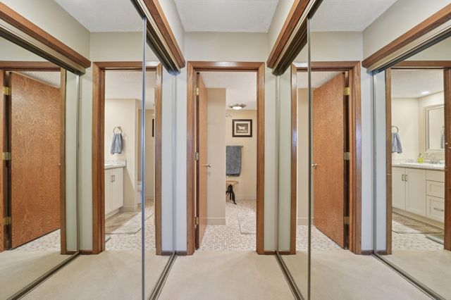 2445 Londin Lane E 212, Maplewood, MN 55119