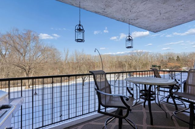 2445 Londin Lane E 212, Maplewood, MN 55119