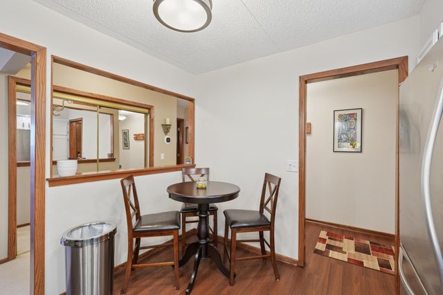 2445 Londin Lane E 212, Maplewood, MN 55119