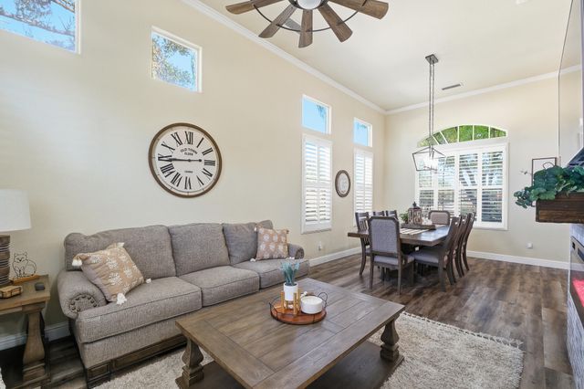 3511 S Oakhurst Court, Visalia, CA 93292