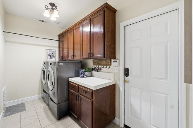 3511 S Oakhurst Court, Visalia, CA 93292