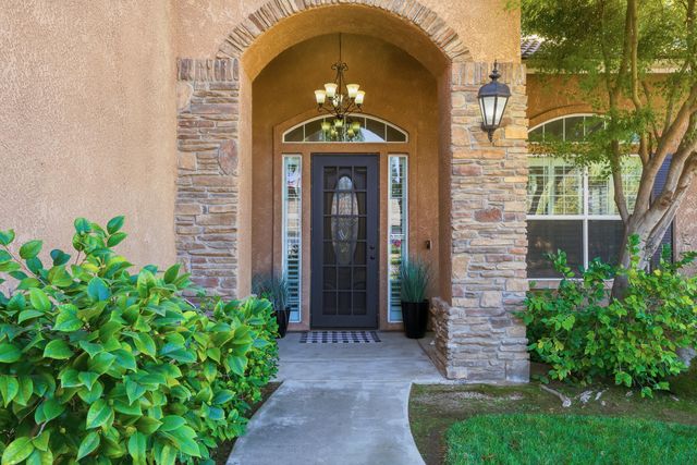 3511 S Oakhurst Court, Visalia, CA 93292