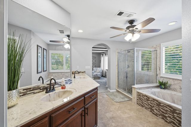 3511 S Oakhurst Court, Visalia, CA 93292