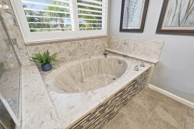 3511 S Oakhurst Court, Visalia, CA 93292