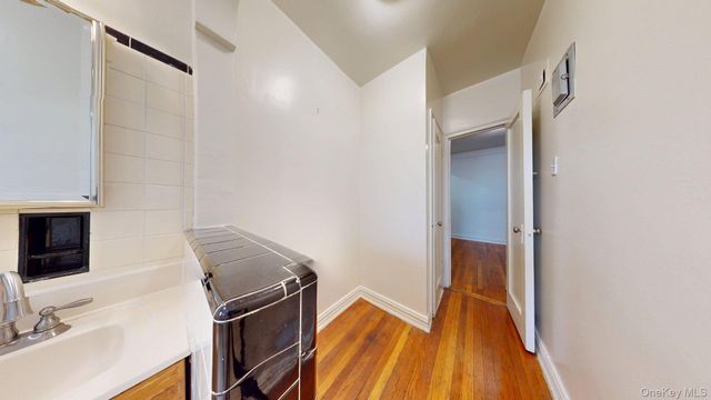 111-39 76th Road D8, Forest Hills, NY 11375