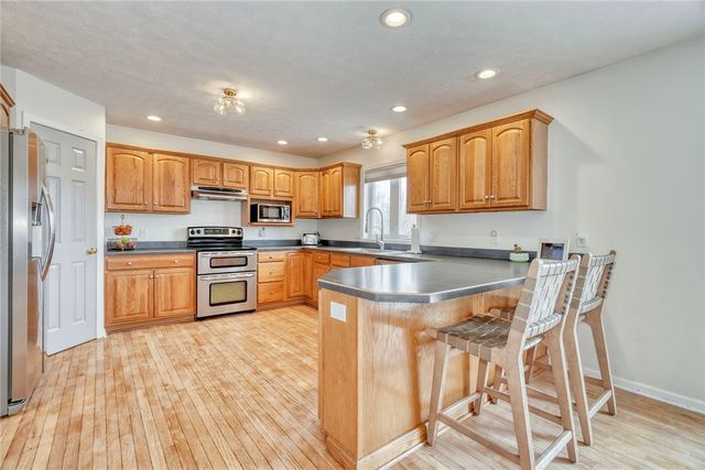 6430 Sunray Crest Dr, Victor, NY 14564