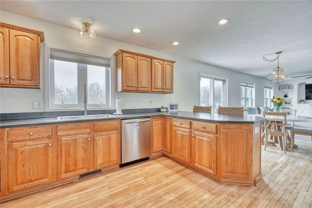 6430 Sunray Crest Dr, Victor, NY 14564