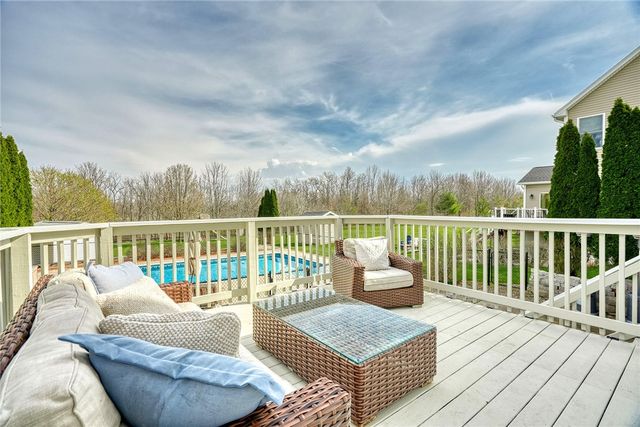 6430 Sunray Crest Dr, Victor, NY 14564